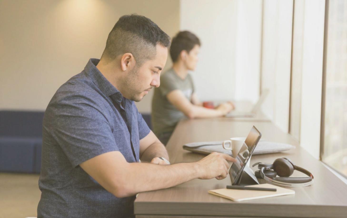 Professionelle Versicherungsberatung im modernen Büro